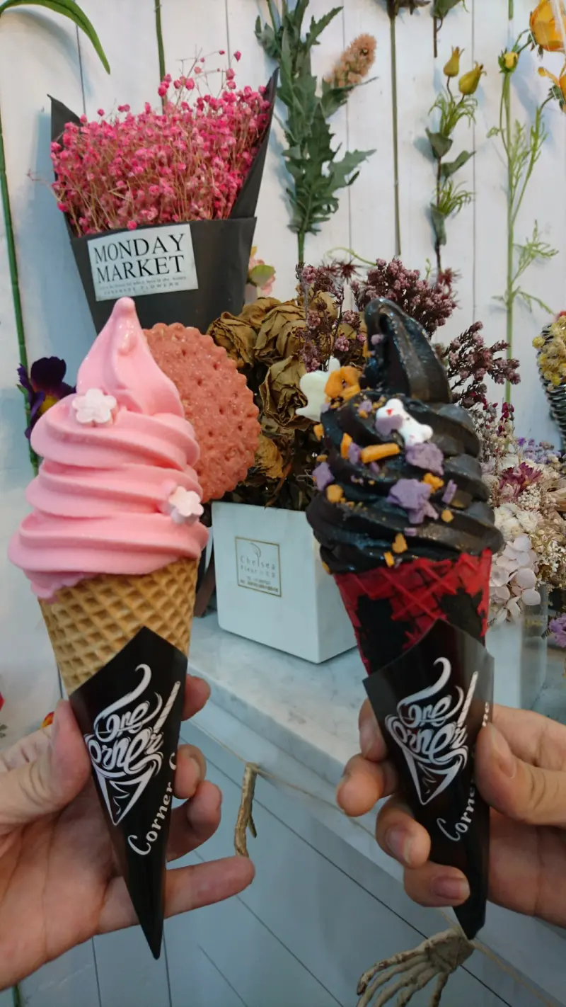 高雄~CornerCone酷礦美式手作霜淇淋~萬聖節限定黑暗系鬼怪~不給冰就搗蛋創意冰品~IG打卡熱點~              
