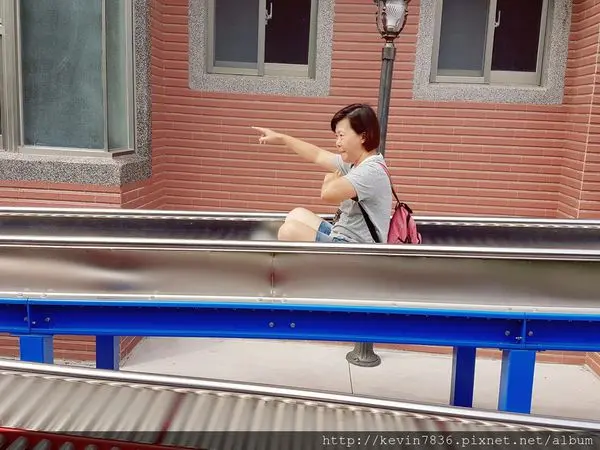 台南麻豆<台南麻豆代天府>全台寺廟最長的滾輪溜滑梯,好玩好拍,讓人玩得不亦樂乎啊!