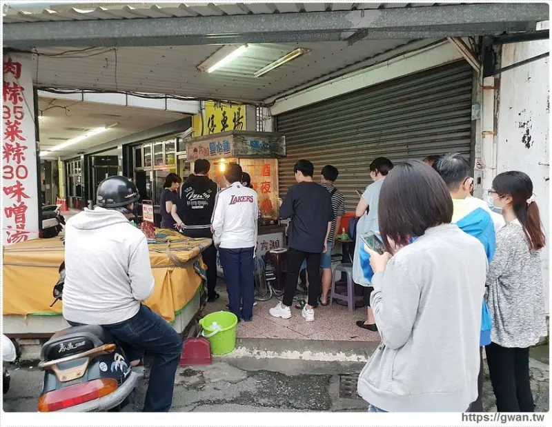 一開店就排隊，在地人大推的鹽水雞，每天只賣四小時完售！！