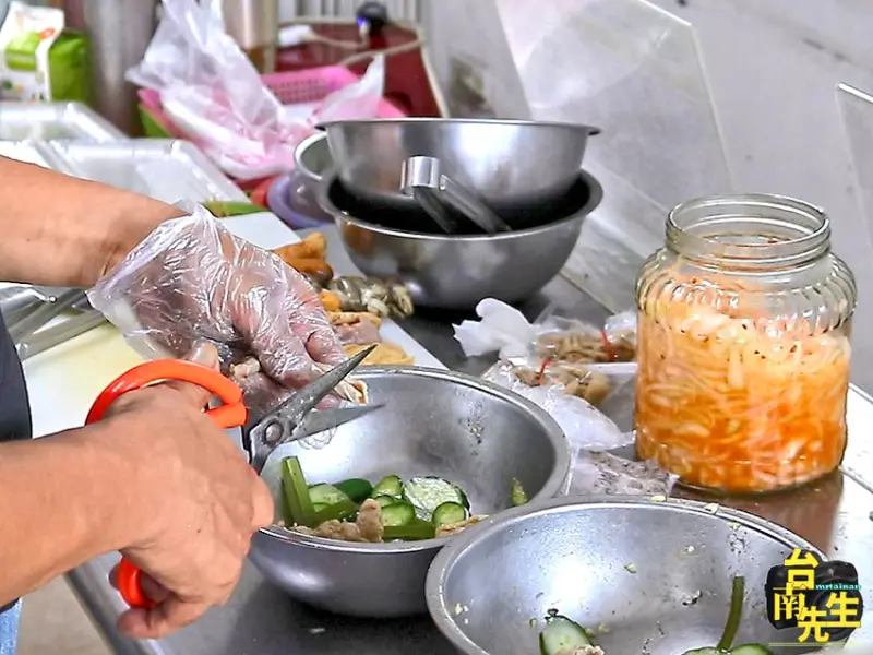 台南鹽水雞／傍晚才營業只賣4小時／每天一開店就排隊／限量供應晚來吃不到／當天備料不賣隔夜貨／獨家配料自製醃洋蔥