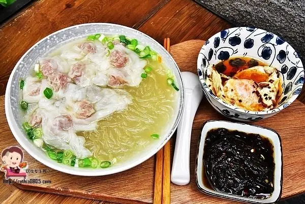 這是咖啡廳不是古厝，我在咖啡廳裡面吃著馬祖道地美食