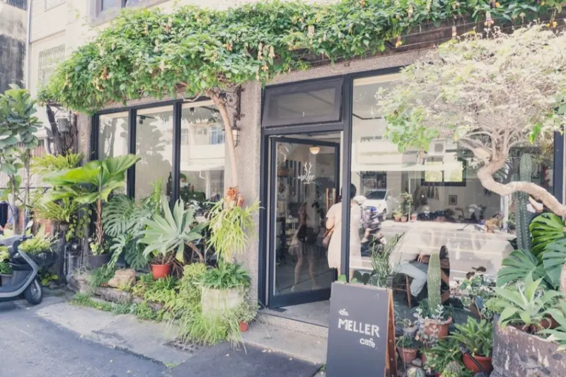 台南甜點 Meller 墨樂咖啡 ｜安平下午茶來這吃！抹茶控必點「抹茶戚風蛋糕」，苦甜抹茶奶霜配鬆軟蛋糕好吃又好拍！ · 算命的說我很愛吃