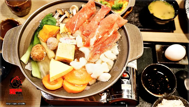 【斑鳩的窩】永寧捷運站～日式炸豬排連鎖餐飲，有丼飯／定食／麵食／鍋物／燒類／焗烤，餐點多樣化，必點豬排泡菜燒，有附贈一杯飲料