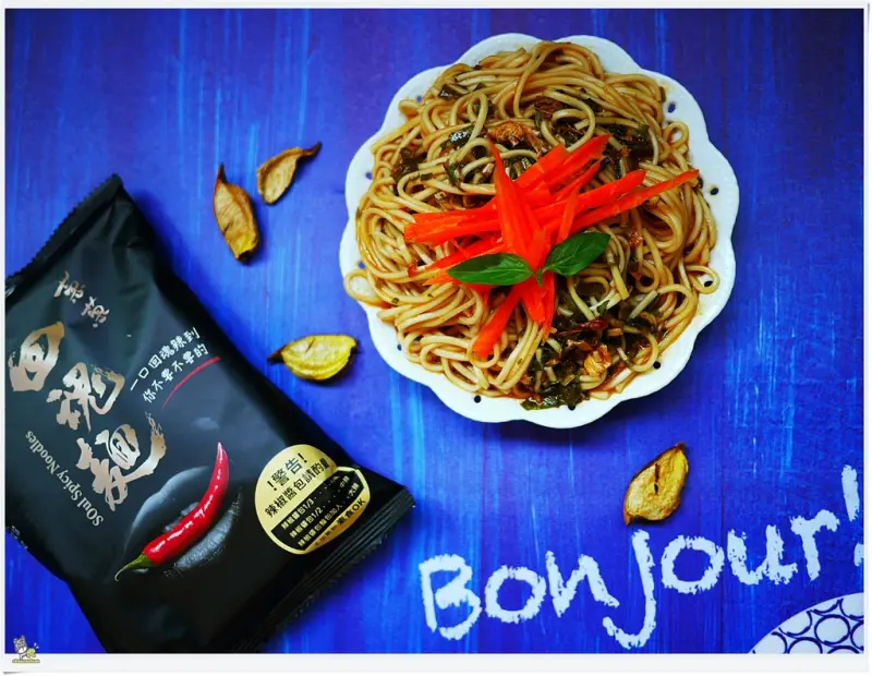 ◊ 嗜辣之人別錯過 零廚藝方便快速 麻辣乾麵輕鬆上桌 ➩ 金博家 蔥蔥回魂麵 媽咪速玲研發製作 颱風 普渡 宵夜 必備 