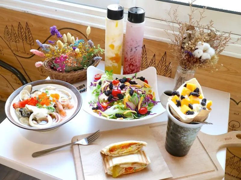 T&F 手作吐司-安平店：芒果咬吐司，新鮮芒果甜又水，最新推出海鮮鍋燒麵，滿滿每日直送海鮮配料，讓海鮮控吃了大呼過癮｜夏季新菜單，安平店限定 - 進食的巨鼠
