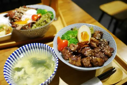 【台北】東區 惡犬燒肉丼 惡犬食堂新作‧忠孝敦化站燒肉丼飯推薦‧蒜香牛肋條丼好香又好吃！