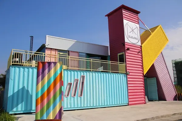 【彰化員林景點】KoKoMo私房惑櫃~彩色貨櫃屋，還有天使翅膀、盪鞦韆、小株的落雨松、愛情鎖、調情的高腳桌椅、拍照場景好豐富        
      