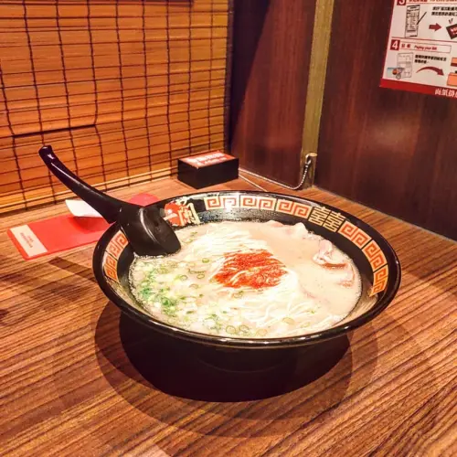 Taipei, Taiwan 一蘭拉麵/ 湯頭是很濃郁的豚骨高湯，喝起來順口，不會過於油膩，搭配#赤紅秘製醬汁 更增添了層次👍