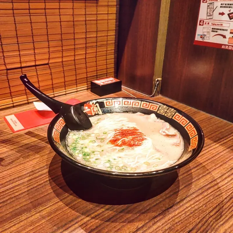 Taipei, Taiwan 一蘭拉麵/ 湯頭是很濃郁的豚骨高湯，喝起來順口，不會過於油膩，搭配#赤紅秘製醬汁 更增添了層次👍