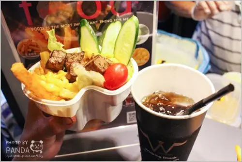 中壢｜走樣Walking steak個人牛排杯(中壢店)．韓國IG正夯中壢夜市超吸睛邊走邊吃的牛排杯