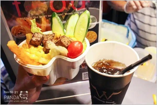 中壢｜走樣Walking steak個人牛排杯(中壢店)．韓國IG正夯中壢夜市超吸睛邊走邊吃的牛排杯