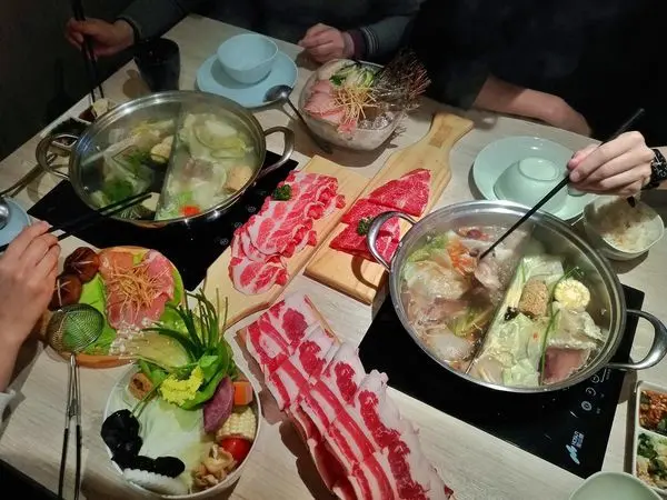 【淡海輕軌｜淡水行政中心美食】樂吃鍋｜蒜頭湯底香濃好滋補，CP值超高裝潢又很美的鄉村風火鍋店 / 壽星優惠 / 淡水火鍋推薦