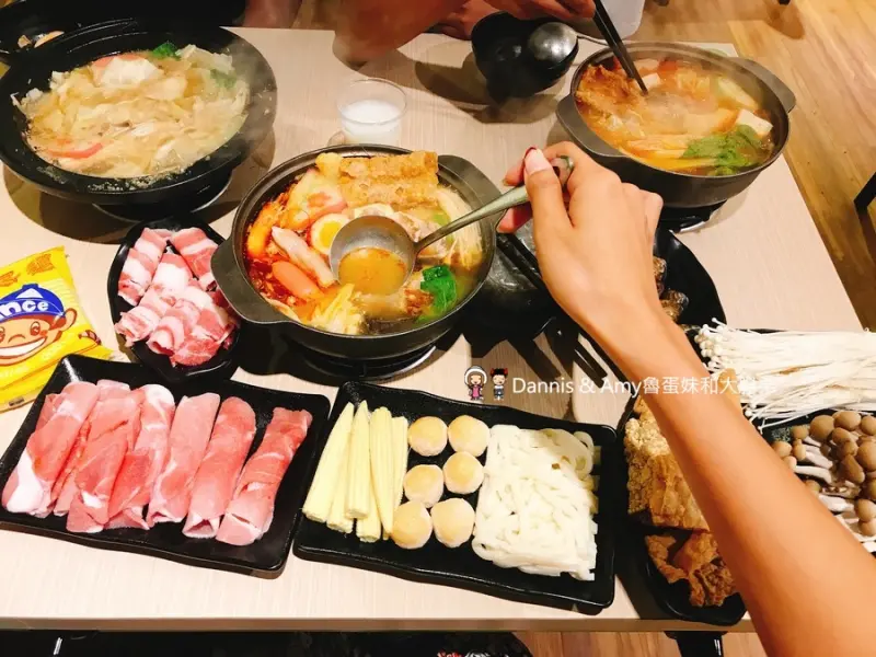 新竹鍋賣局小火鍋四維店。 百元世界小火鍋專賣店。霜淇淋、杜老爺冰淇淋、冰沙、爆米花、飲料汽水、白飯任你吃到飽 ︱懷舊石頭鍋。牛奶起司鍋大推薦！（ 影片） - Dannis & 