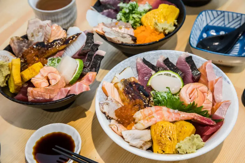 [台北大安] 一開門就客滿！？巷弄裡的超人氣日本料理小店，爆滿海鮮丼飯只要160元起！壽司爸 - 大手牽小手。玩樂趣