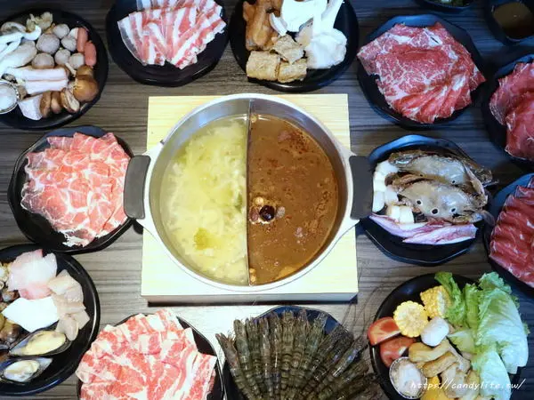 台中美食│鬼椒麻辣王台中旗艦店〃台中麻辣鴛鴦鍋吃到飽推薦～菜色多樣，食材新鮮，還有莫凡比、明治等冰淇淋讓你吃到飽！        
      