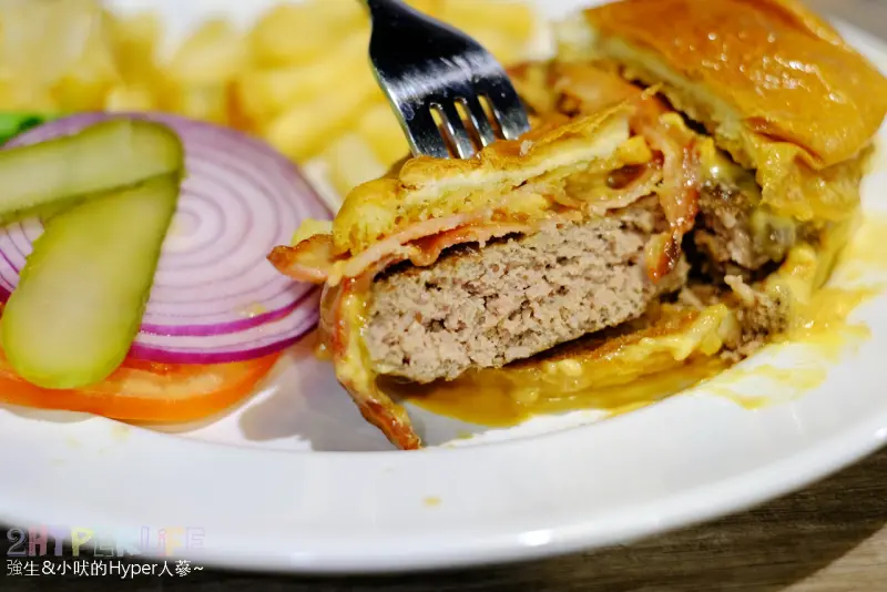 漢堡排達1.5cm的厚度超juicy耶！▸93覓洋食◂不花俏但吃的出用心與實在的手作美義料理~