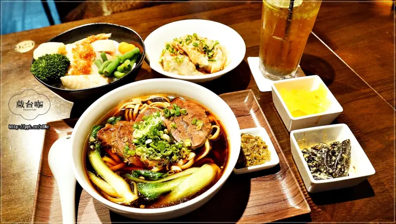 【戲台咖】中正紀念堂餐酒館～將不要的廢棄物，資源再利用化，餐廳也變得很有舞台的FU，活化整個餐廳