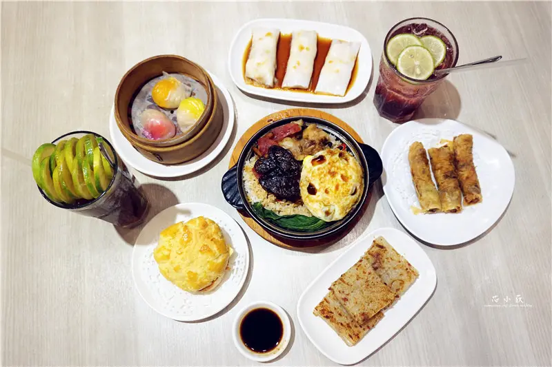 春一籠港式茶樓文心店。台中南屯港式飲茶，滿滿滿的煲仔滿飯，一次港式料理吃足，必點鮮蝦腐皮捲、冰火原味波蘿油、凍檸茶!