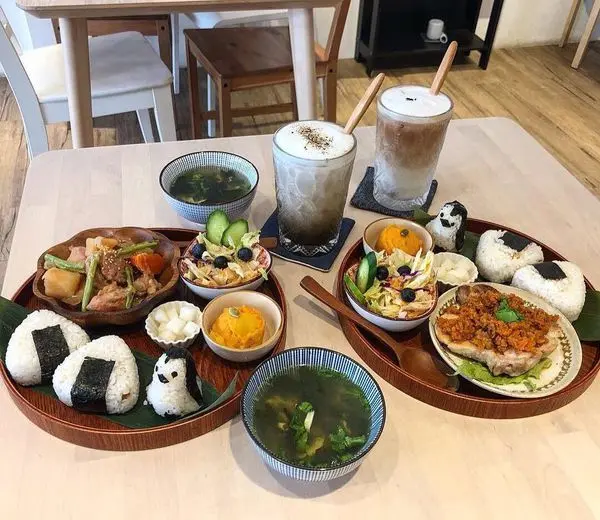 桃園市桃園區・咖啡廳｜日暖珈琲店｜溫馨日式小食堂～被超萌企鵝造型飯糰吸引來！每天還有新鮮現做甜點