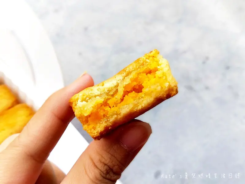 【團購美食．板橋】知名伴手禮小潘鳳梨酥，其實人家叫小潘蛋糕坊啦。除了鳳梨酥/鳳黃酥外，蛋糕及小牛角麵包也都無敵美味啊 ♥ #爆漿餐包 #大理石麵包 #千層乳酪蛋糕