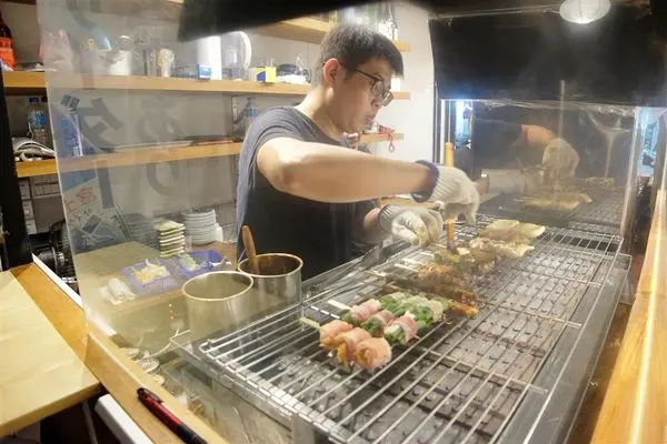 (美食)新北新莊「次郎串燒居酒屋」 平價美味獨家醬料串烤!必點焦糖白玉糰子超好吃!!!!