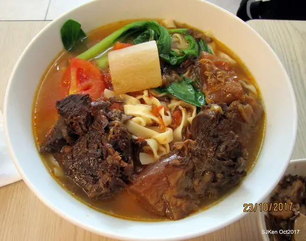 (台北東區市府捷運站周邊巷弄美食)三訪「半島牛肉麵」--- 「半筋半肉麵」 +「番茄牛肉麵」+「小菜」!