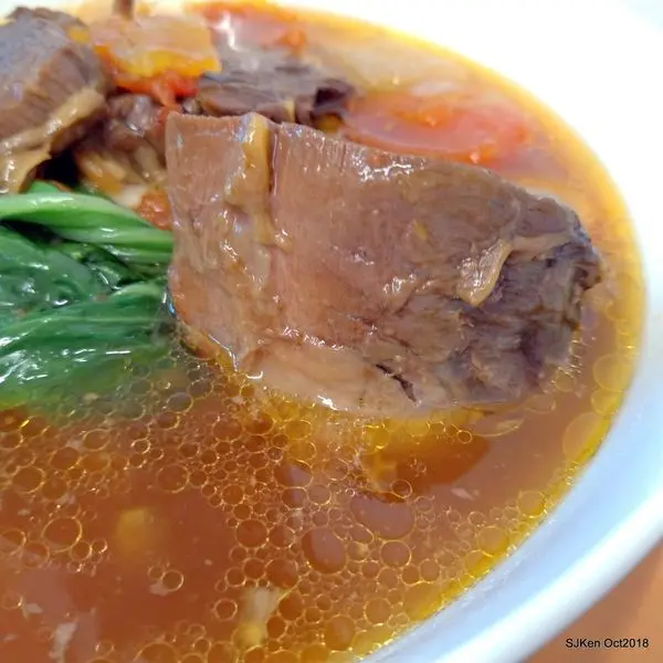 (2018年台北牛肉節秘密客評審特別獎得主)「半島牛肉麵」--- 秋天食補來碗番茄白蘿蔔湯頭好滋潤，牛肉豐厚大塊入口超軟嫩的半島牛肉麵!