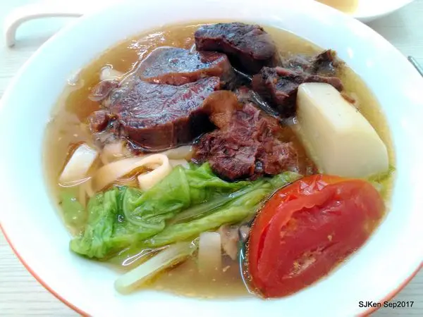 「半島牛肉麵」--- 牛肉紅燒，湯頭清燉，番茄調味，小巷中的隱藏版美食!