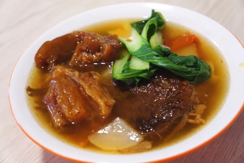 驚人的牛肉超順的湯頭 難怪是得獎的牛肉麵呀-半島牛肉麵@捷運市政府站@信義計畫區