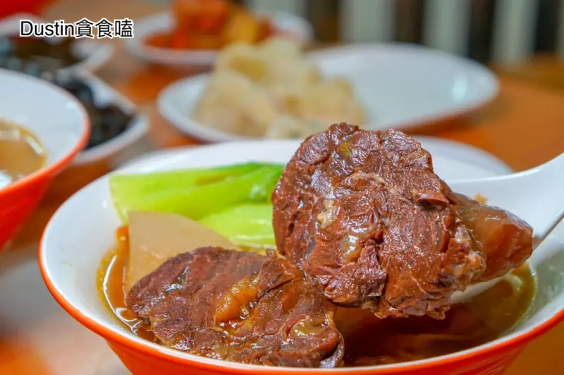 狂人份量好過癮！職人堅持美味｜台北信義區牛肉麵推薦  / 無味精純大骨湯 / 大份量美食 / XO醬麵水餃『信義區 · 捷運市政府站』