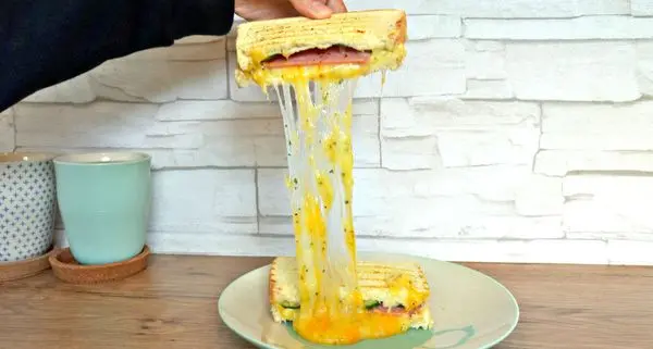 【台北古亭】日安 Ciao☞自己決定起司要多少，想要拍出超浮誇起司瀑布來日安準沒錯!/兩隻親人店貓與你相伴/十種口味以上帕尼尼/近捷運古亭站