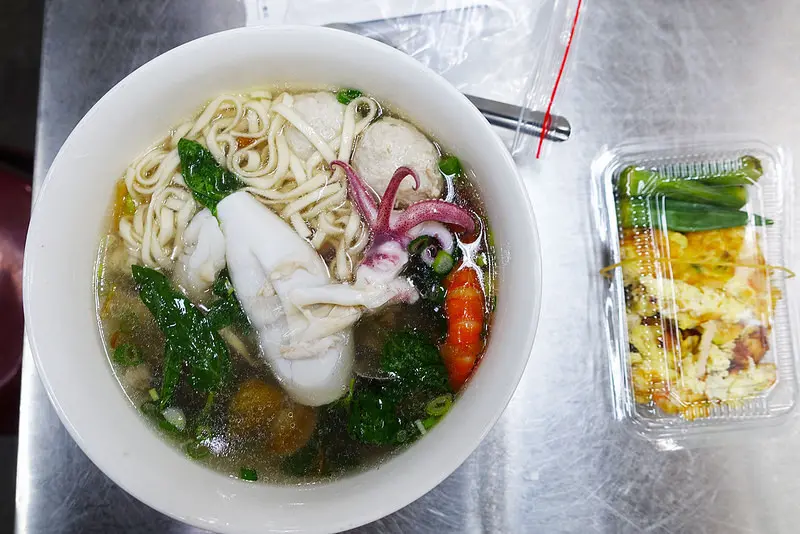 (胖樺食記)雙連市場推薦平價美食「林母仔的店」/銅板美食/超大尾小卷海鮮麵/海鮮炒蛋三十元/石斑魚水餃/大同區寧夏夜市必吃