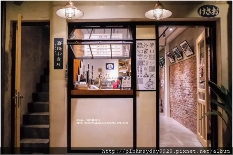 ✿台南✿ 電影x啤酒x私房料理 魏德聖導演開設的主題咖啡空間 收藏了許多拍攝電影使用的道具與資料 復古又好拍 ➜ 特有種商行