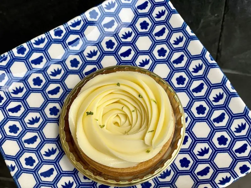 吻鑽糖 半熟乳酪塔 專門店：玫瑰花造型的檸檬塔，酸甜迷人滋味~讓人一吃就上癮~ - 進食的巨鼠