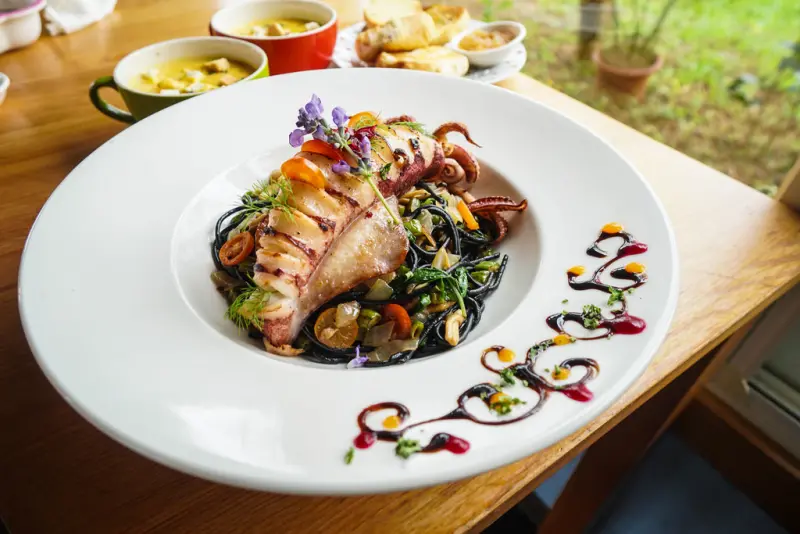 新竹美食 | 新埔普羅旺斯小木屋餐廳  預約限定菜色  深海精靈橄欖油墨魚義大利麵  滿足挑剔的味蕾  下午茶、IG打卡熱點