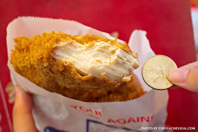 台中南屯│不二魂 日式雞排-總本舖＊台中雞排推荐。厚度和50元直徑比一比。還有幾近爆漿的起司可樂餅！
