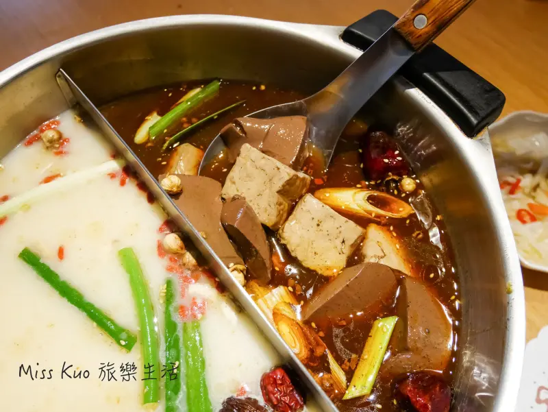 【高雄。食記】小清新麻辣鍋新秀：灑椒。麻辣鴛鴦 | 鴨血豆腐吃到飽 《愛評體驗團》