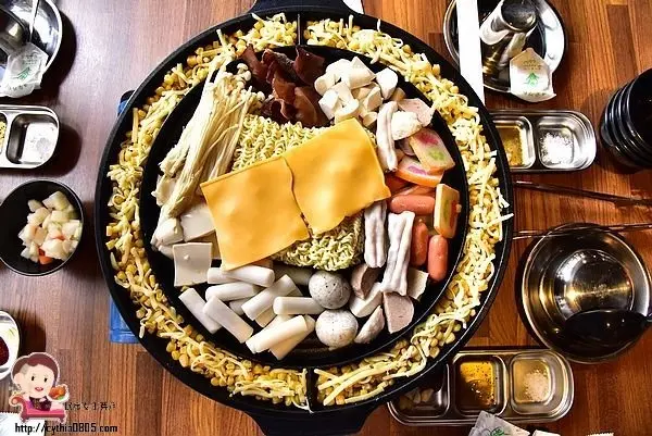 部隊鍋299元吃到飽還不收服務費，平假日午餐均一價哦!