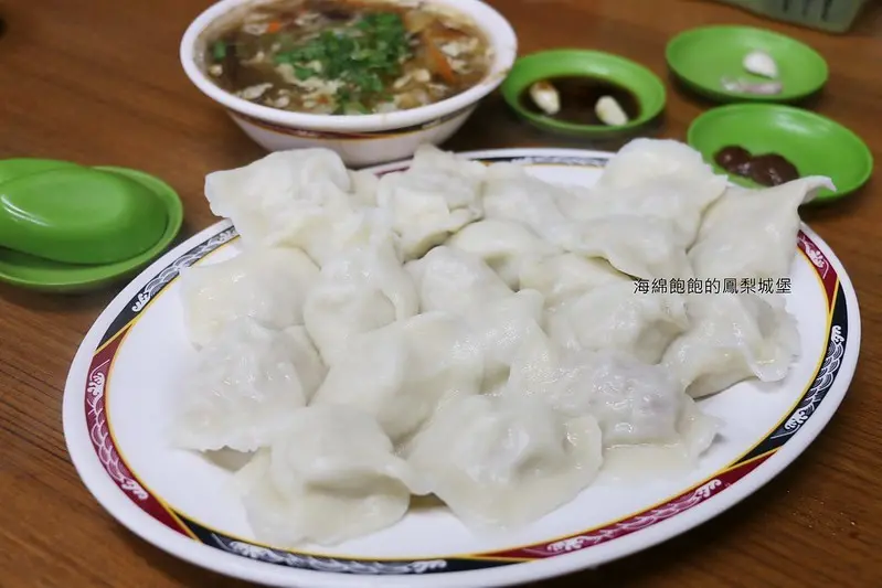 南機場夜市第一名排隊美食『來來水餃』豬肉大白菜水餃、限量韭菜水餃、酸辣湯，內用外帶，菜單價位(捷運小南門站)