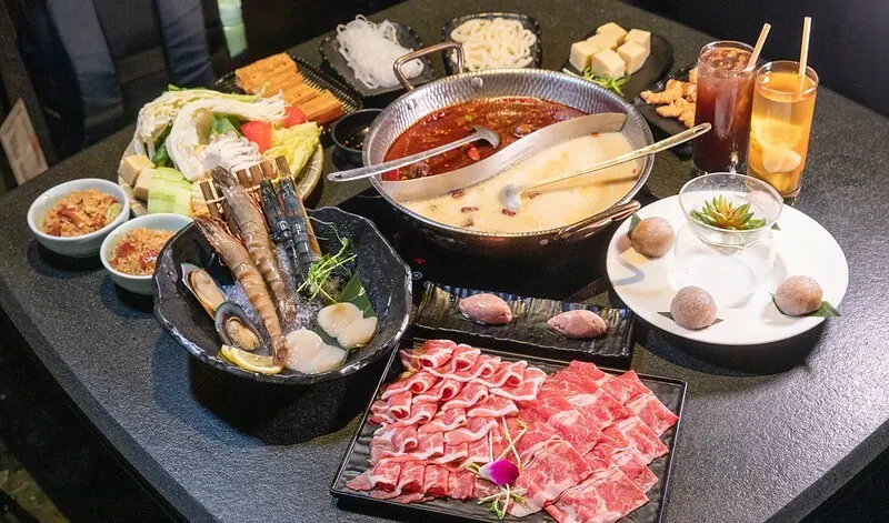 濃醇香的豬肚雞鍋讓人一試成主顧！這家火鍋店的湯頭每天現熬8小時，雙人海陸套餐1980元超值享受，捷運旁必訪美食你不能錯過。