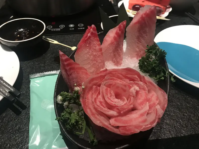 撈王鍋物料理｜陳皮的日常 用愛傳遞好味道 乳白胡椒豬肚雞湯味美鮮甜 豬肉玫瑰花 鯛魚玫瑰花 夜店風格