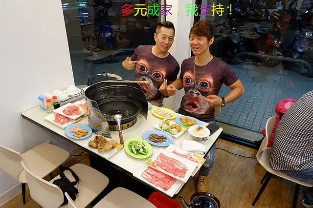 台中美食~新店報報 橙石自助石頭火鍋 用乾魷魚、洋蔥、大蔥與麻油爆香肉片的石頭火鍋 無骨牛小排和松阪豬的肉質也出乎意料的好 有台北火鍋老店小X莓的味道 價格經濟實惠