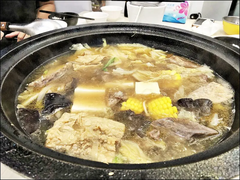 [台中] 橙石自助石頭火鍋 想吃多少拿多少價位便宜不會破表 但附近無敵宇宙難停車