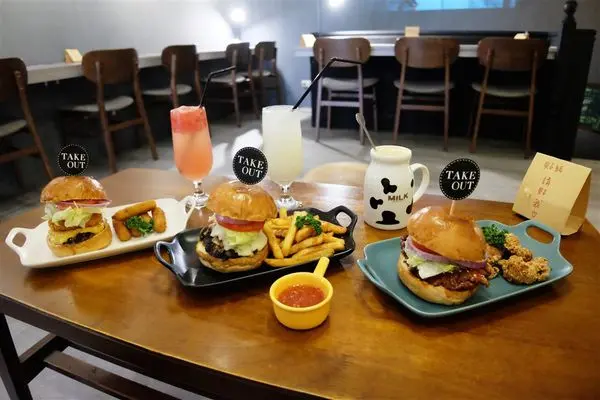 (美食)台北中正「Take Out Burger&Cafe」台北捷運忠孝新生站貓咪餐廳/手工漢堡推薦!