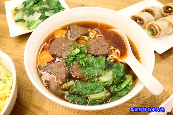 崔洛．台北信義區世貿101站．吳興街商圈美食．北醫附近牛肉麵餐廳．必點牛肉手工捲餅 紅油炒手 牛肉麵 酢醬麵．有著媽媽親手做的好味道．