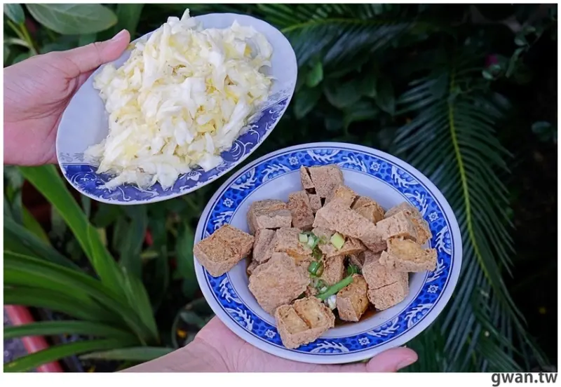 每天限量四小時，泡菜霸氣給一盤，在地人從小吃到大的店小二臭豆腐！ 