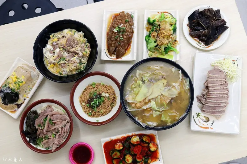 台中西屯【鵝鴨食堂】逢甲夜市超人氣鵝肉店，新鮮現剁，米血和滷苦瓜必點，單人份薑母鴨冬令進補，台中鵝肉店推薦