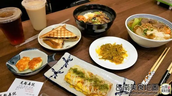 【台南市-東區美食】崇德市場旁的微日系鍋燒&熱壓吐司！壽喜鍋燒／玉子燒／吐司盒子等！想吃什麼『見麵再說』！提供午餐／下午茶／晚餐及輕音樂的用餐環境喔 ♪ ♬ ヾ(´︶`♡)ﾉ ♬ ♪