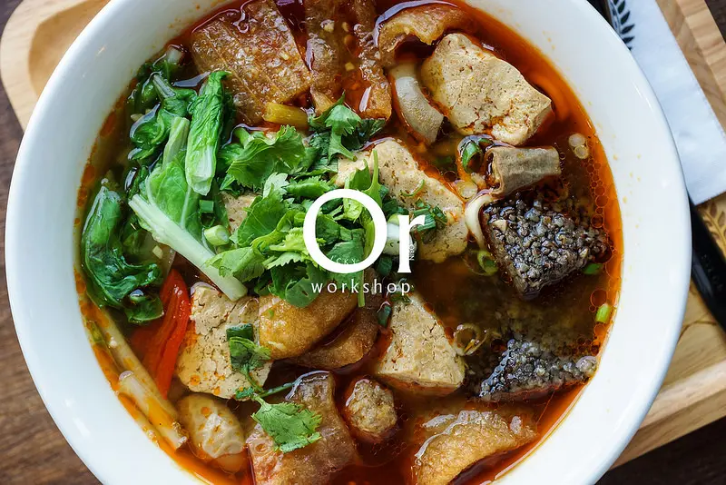 [內湖|食記]鳥窩窩集團全新快餐型品牌，可以喝的臭豆腐湯麵挑逗饕客味蕾、海南雞飯、港式小點、下午茶-小鳥窩亞洲風味複合式餐廳