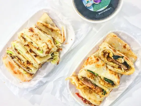  【台北｜永安市場站】壹零手工蛋餅＿高麗菜蛋餅、水煎菜包，傻傻分不清楚＿隱藏在市場內的小鮮肉手工蛋餅